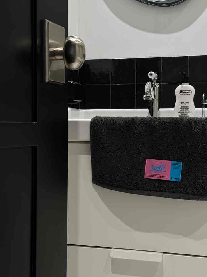 フロッピーフェイスタオル🧺🪮

タオルがこんなにヒープしてもいいですか デザインから心に撃つ！ドームな厚み感とテクスチャーは軽く手を拭く時も気持ち良く、一日末開運したシャワー後拭き取った時に一度に水気が吸収される点も驚きました〜 
薄すぎるタオルはすぐに湿らせてすぐに洗濯しなければならない不快感、面倒があるのにボディタオルほど機能が上手なヨー物のようなフェイスタオルです！明るい色感のタオルは金箔の変色にもなり、管理しながら気になりますが、ブラックでもないチャコールカラーなんて、、🩶ロゴラベリングとの調和も素敵なタオルです。 
バスルームに思わずトゥクトゥクかけてだけ置いても写真撮りたくなるビュー、、、✨
タオルにこんなに本気なら… 
きっとユニークでアイコニックなブランドみたいな気がしますよ😎 洗濯後乾燥機使用したのにラベルダメージなしで収縮現象なしで ふくらんで気持ちいいボドルハム〜 

家がプレゼントやタオル遊牧民がいらっしゃるならカンリクおすすめおもしろヨブ！ 、直接使用してスタイリングした後期です。  #페이스타월 