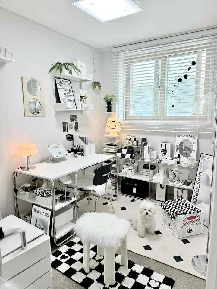 ホワイトとブラックのトーンが特徴的な狭いホームオフィス、ミッドセンチュリーモダンのデスクと収納が整然と配置された印象的な空間