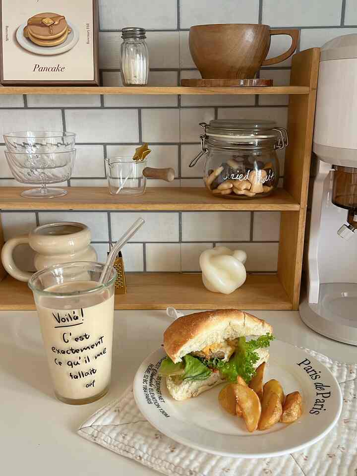 2024.10.30

久しぶりに食べたコストコのパティが美味しすぎた🍔ˎˊ˗　

韓国食器好きだな~♡


#キッチン　#食器　#おうち時間  #シュガーボックス　#diy