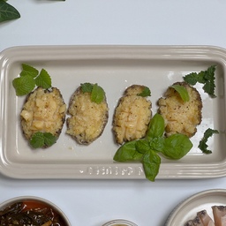 전복 버터구이에 곁들인 오가든 바질🌱
⠀⠀⠀⠀⠀⠀⠀⠀⠀⠀⠀⠀⠀⠀⠀⠀⠀ 
동생이 전복을 선물해줘서
전복 버터구이 해 먹었어요
1️⃣버터 2T, 다진마늘 1T, 레몬즙 1T를 섞어 녹이고
2️⃣손질 후 격자로 칼집낸 전복에 발라주세요
3️⃣오븐 15분 돌리고 후추, 바질 얹어서 먹어요😋
1은 전자렌지 20초 정도 돌리면 금방 녹아요
오가든 바질이 너무 잘자라줘가지고
그냥 씻어서 바로 먹었는데 너무 맛있잖아요?!
전복버터구이랑 찰떡궁합💚💛
⠀⠀⠀⠀⠀⠀⠀⠀⠀⠀⠀⠀⠀⠀⠀⠀⠀
바질을 더 열심히 키울 이유 생김🌱🌱
⠀⠀⠀⠀⠀⠀⠀⠀⠀⠀⠀⠀⠀⠀⠀⠀⠀ 
#오홈스토랑 #콘수프기록 #오늘의가든 #김바질 #바질 #바질키우기 #전복 #전복요리 #전복버터구이 #전복레시피 #저녁메뉴 #저녁반찬 #집밥 #오늘뭐먹지 