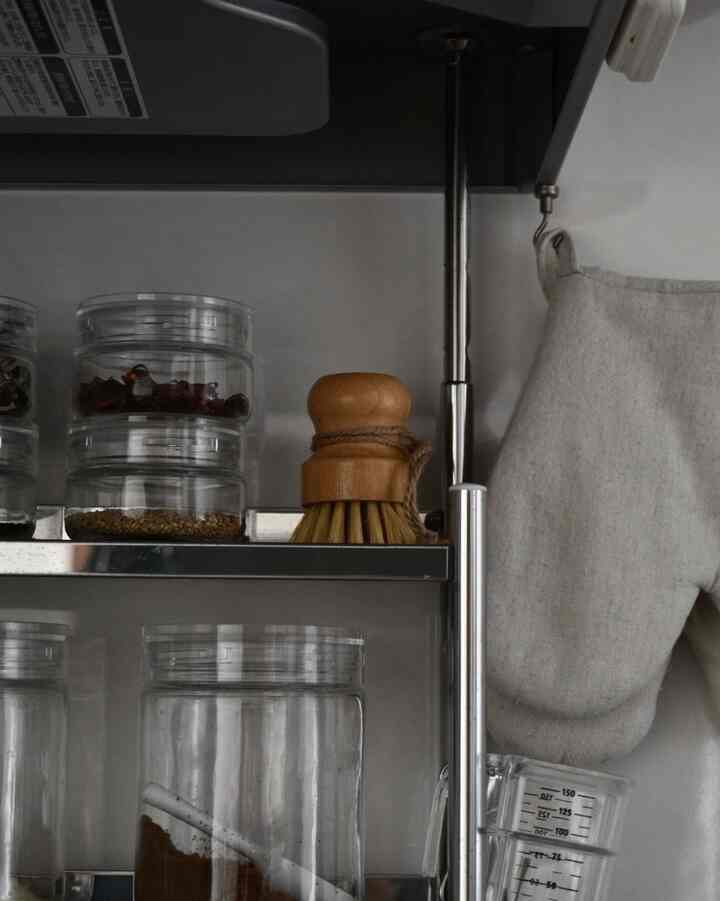 ナチュラルカラーのキッチン、金属ラックに調理器具とトレイが配置された清潔感のあるインテリア