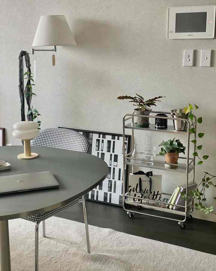 #오늘의우리집  #거실테이블 #거실스타그램 #인테리어일상 #인테리어소품 #테이블꾸미기 #테이블추천 #테이블데코 #집꾸미기일상 #집꾸미기 #홈데코 #홈데코소품 #쇠테리어 #스텐선반 #스텐트롤리 #거실러그 #작은집꾸미기 #좁은집인테리어 #좁은집꾸미기 #미드센츄리인테리어 #미드센추리가구 #homedecor #livingroomdecor #tabledecor #livingroominterior