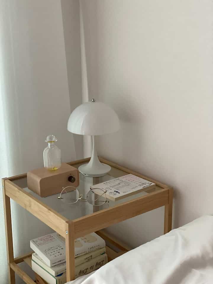 Kamar tidur terkini 🛏️
Saya mencoba berbagai minyak esensial dengan nebulizer Kirika 🌟
Akhir-akhir ini, aku menyimpan buku yang setengah dibaca di samping tempat tidurku, dan aku tenggelam dalam membacanya sampai aku merasa mengantuk. Cerita misteri dan menegangkan meningkatkan detak jantungku dan membuatku sulit tidur, jadi buku yang sulit atau novel yang lembut sangat cocok untukku🤭


#Kamar Tidur #寝室小物 #寝室スタイリング #ネブライザー #アロマディフューザー