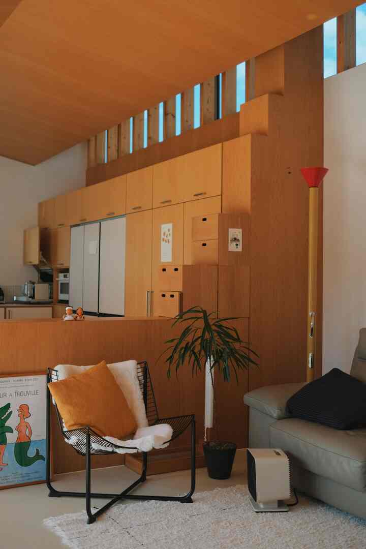 
#ラグの季節 

空気に冷たいオーラが感じられると、リビングルームの床に敷かれた畳のラグを取り除き、グレーマンションのふわふわのラグを敷きます。
IKEAアームチェアには暖かい毛パッドも置きます。

小さな足のストーブを取り出し、風が吹く日にもつま先が冷たくないように備えて
いつの間にか乾燥した空気に加湿器も取り出してみます。

寝室にも年末の感じを与える赤いヴィラ501ラグを敷いた。

猫は日が寒くなると、いつのまにかふわふわのラグとふわふわのクッションの上に体を移します。

#月洞準備
＃羊毛ラグ＃イケアチェア＃猫の家 