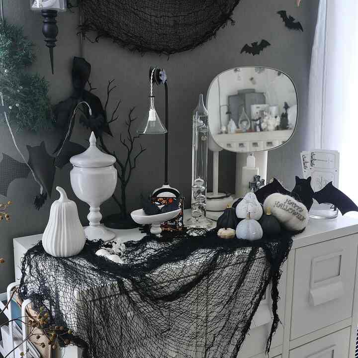 今年もモノトーンなハロウィンディスプレイ👻♱☠️

#ハロウィン
#Halloween
#ハロウィンディスプレイ
#Halloweendisplay
#モノトーンハロウィン
#季節を楽しむ 
#リビングインテリア
#日々の暮らし
#暮らしを楽しむ 
#暮らしの記録 
#すきなものに囲まれて暮らしたい 
#好きなものに囲まれた暮らし 
#アンティークのある暮らし
#古いものがある暮らし 
#古道具のある暮らし 
#海外インテリアに憧れる
#インテリア好き 
#暮らしの道具 
#モノトーン雑貨
#マンション暮らし 
#マンションインテリア
#eosm100