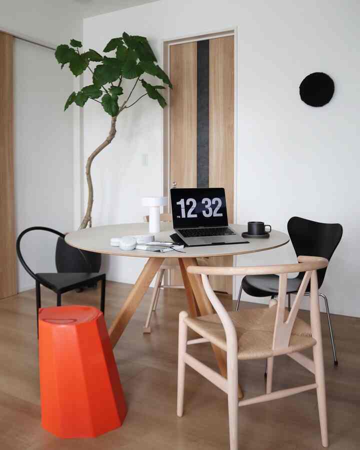 ダイニングテーブル

食事だけでなく、仕事したり、宿題したり、遊んだり

まるってとてもいいもんです。 

#ダイニングテーブル 
#丸テーブル 
#在宅勤務 