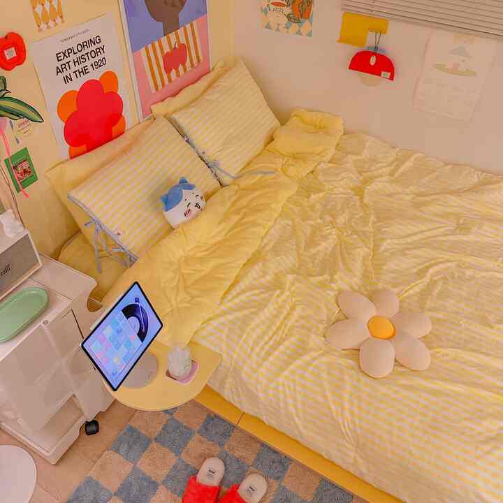 自然な黄色のトーンの寝室、ストライプ柄の寝具とフロアラグが配置された落ち着いた空間