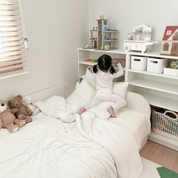#색깔담은아이방 #육아일상
자꾸만 짐이 늘어나는 알록달록 아이방 🤫
장난감 & 책 수납 : 이케아 빌리
바구니 : 보노하우스
침대 : 꿈꾸는요셉 앙팡침대
블라인드 : 뷰티홈 갤러리 블라인드 맞춤제작
피규어 선반 : 이케아 벽선반
러그 : 호이데코
아이방 사이즈 : 가로 2.8 미터 X 세로 2.6 미터
#오늘의육아 #육아템 #아이방꾸미기 #아이방 #아이방인테리어 #아기방꾸미기 #아기방소품 #아이있는집 #아기있는집 #아기침대 #유아침대 #장난감정리함 #장난감수납 #아기책장 #21년생 #만3세
