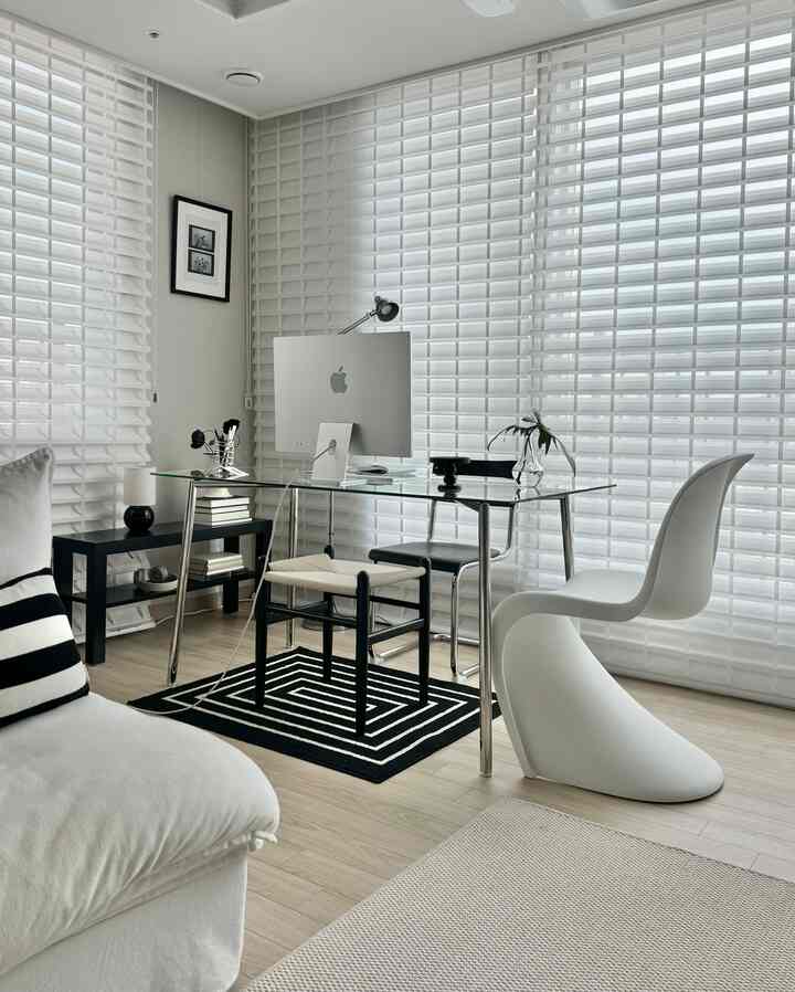 ニューデスクジョン🤍🩶

＃リビングインテリアアイテム＃モダンフレンチインテリア＃リビングインテリア＃ブラック家具＃ブラックインテリア＃ホワイトインテリア＃ブラック＆ホワイトインテリア＃家の飾りセルフインテリア #monotoneinterior 
#blackinterior #ヴィトラ #ヴィトラパントンチェア #パントンチェア #デスクテリア #デスク飾り #書斎インテリア