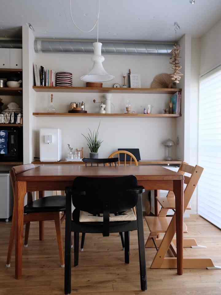 住んで2ヶ月。我が家のリビングです。
自由度の高いワークカウンターで見せる収納を楽しんでます。
#living #ワークカウンター #北欧ヴィンテージ
#リノベーション
