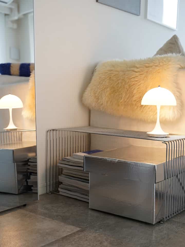 
雨の日に間接照明で過ごす時間が好き。


#montana #panton #wireshelf #pantera #thinkofthanks #carton #resafe #フィルムミラー #ムートン 