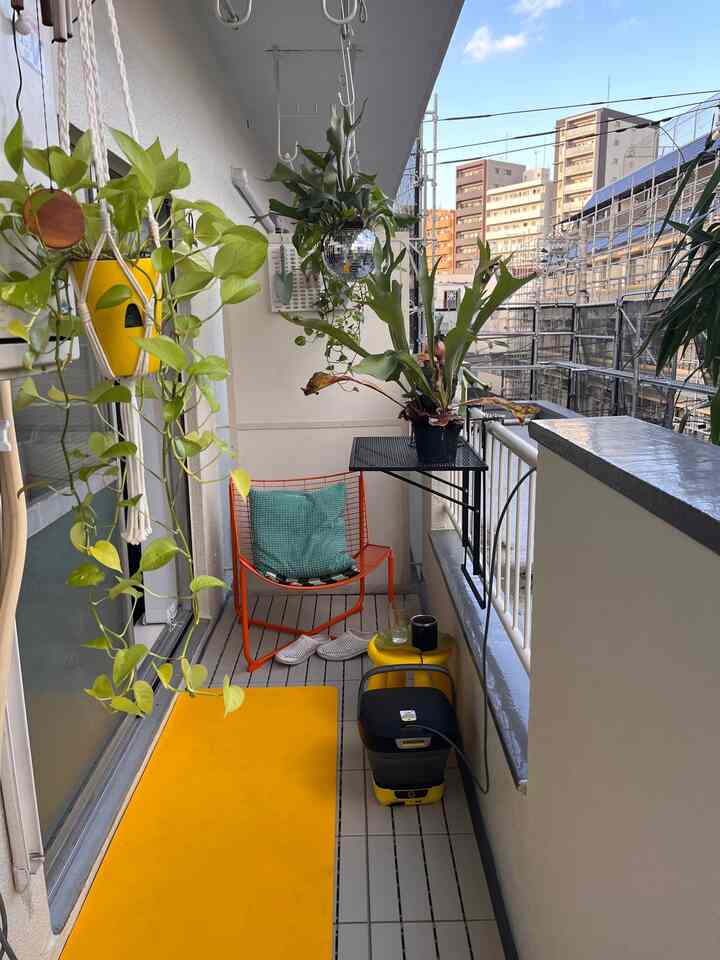 さぶあかです。今日からOhouseシーズン7アンバサダーが始まり、6から継続で務めさせていただきます。みなさまなにとぞ。

連休を利用してバルコニーを改造しました。欲しい欲しいと思っていたスコールボダをついに導入。個人的にはゆったり着席で痛くもない、スケルトンで圧迫感なし、耐水◎でバルコニー向きな点に大満足。

お掃除用に導入したケルヒャーも楽しすぎて早速大活躍。バルコニーの掃除と植物の水やりが捗どっています。

フロアパネルは以前のウッド調もよかったですが、部屋のフロアと色味が合わせることで一体感が生まれたのでこっちの方が好きかも。余白を埋めるために折り易かったのも◎

#賃貸 #賃貸インテリア #バルコニー #ワンルーム #観葉植物 #リノベーション #IKEA #信じられないIKEA率 