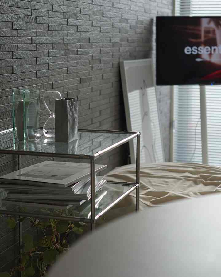 ガラスラックには雑誌とお気に入りの小物たちをディスプレイ #インテリア小物 #インテリアオブジェ #韓国インテリア #FurnitureHunter #OENFurniture 