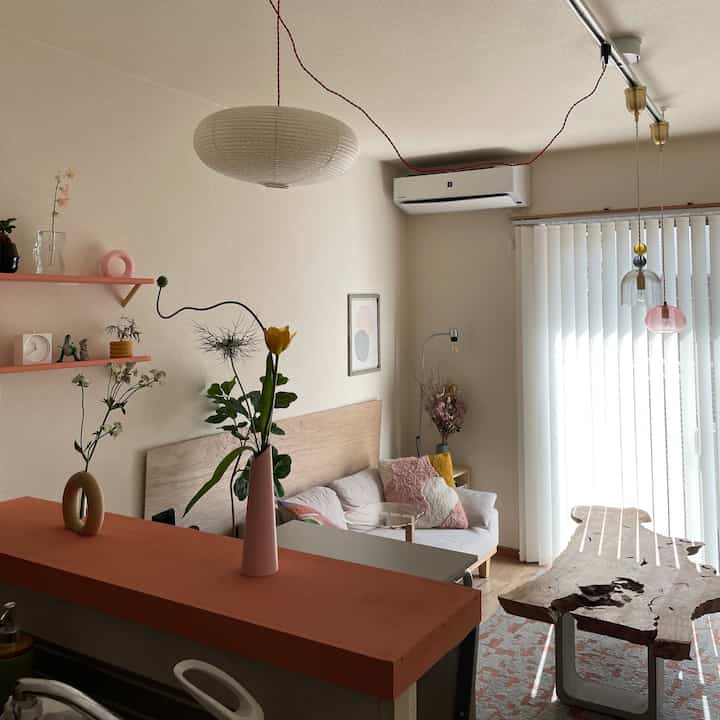 DIYで作ったピンクのウォールシェルフとキッチンカウンターカバーが、アクセントのリビング◎

#カラフルインテリア 
#ミッドセンチュリーモダン
#韓国インテリア
#一枚板テーブル