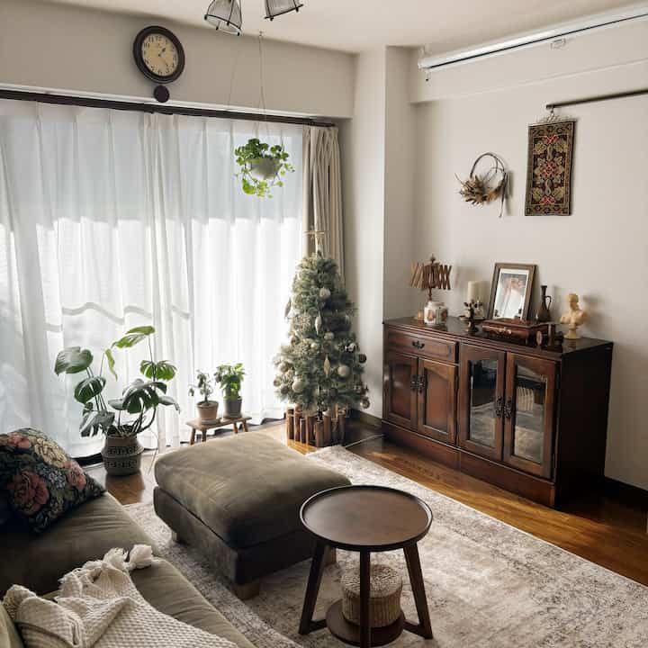 クリスマスツリーを出しました🎄　
アルザスツリーの120㎝。

大きなツリーに憧れはありましたが、
あまり欲張りすぎると部屋を収納を圧迫するので、こじんまりとしたツリーにしました笑

でも、とってもかわいくて満足です♡


#アンティークインテリア #ビンテージ家具 #ビンテージインテリア #クリスマスツリー #クリスマス飾り 