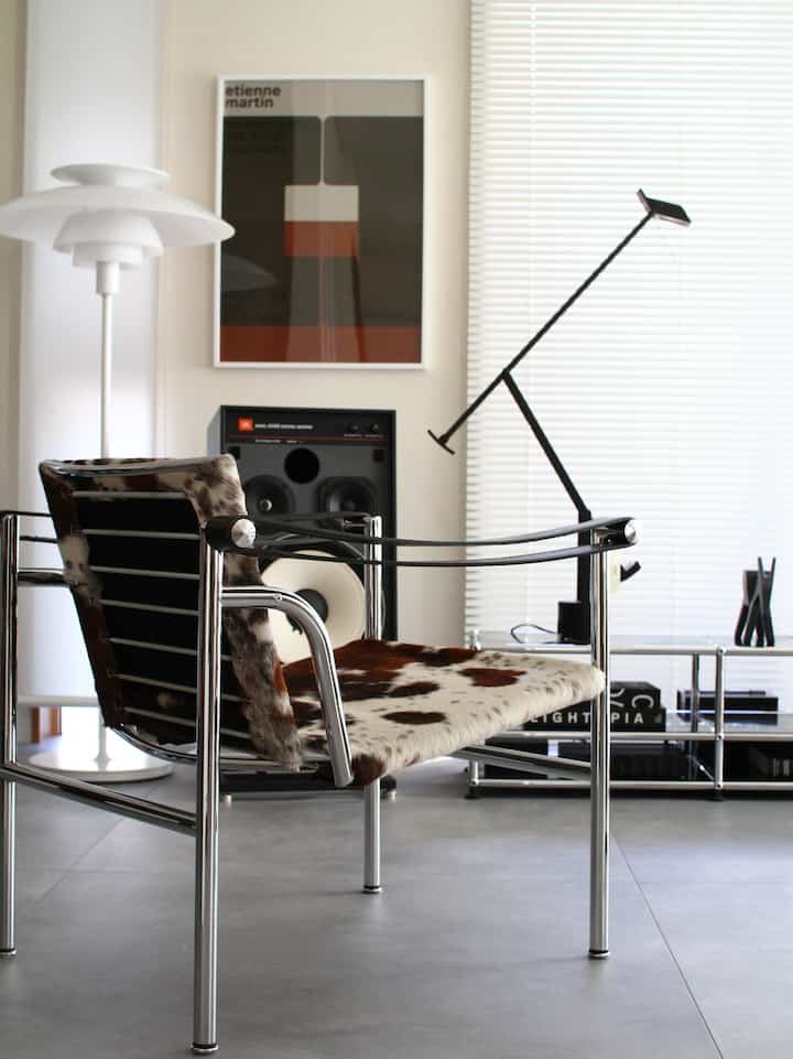 良い音楽をお気に入りの椅子で聴く😊
憧れだったルコルビジェのlc1ハラコ革
(子牛)
ディテールの美しさは見ているだけで
至福の時間が流れます！


#ルコルビジェ
#リビング
#tizio
#ph80

