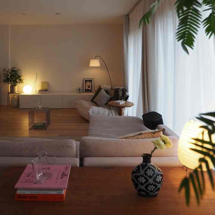 ohouseで初投稿です☺️🫧
家の中でもお気に入りなリビングルーム。
気分でブランケットやクッション、照明の位置、小物など入れ替えて楽しんでいます。

心が楽しいお部屋を目指して、自由にコーディネートしています🗽

#modernvintagemix #japandi #enjoyart #livingroom #plantinterior