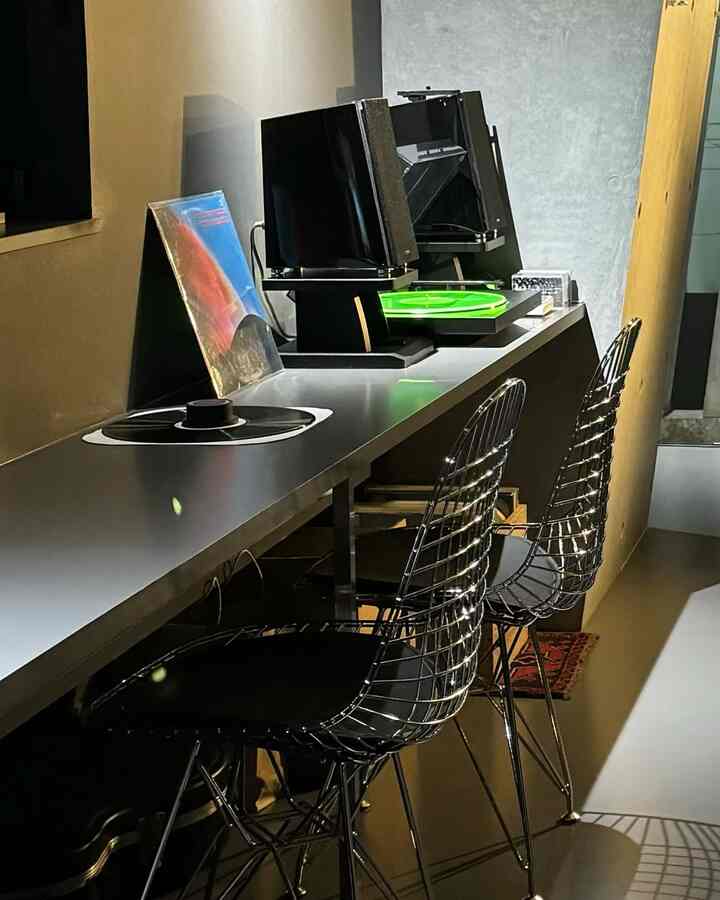 引越し当日のお気に入りスペース
#ワイヤーチェア #レコードプレイヤー 