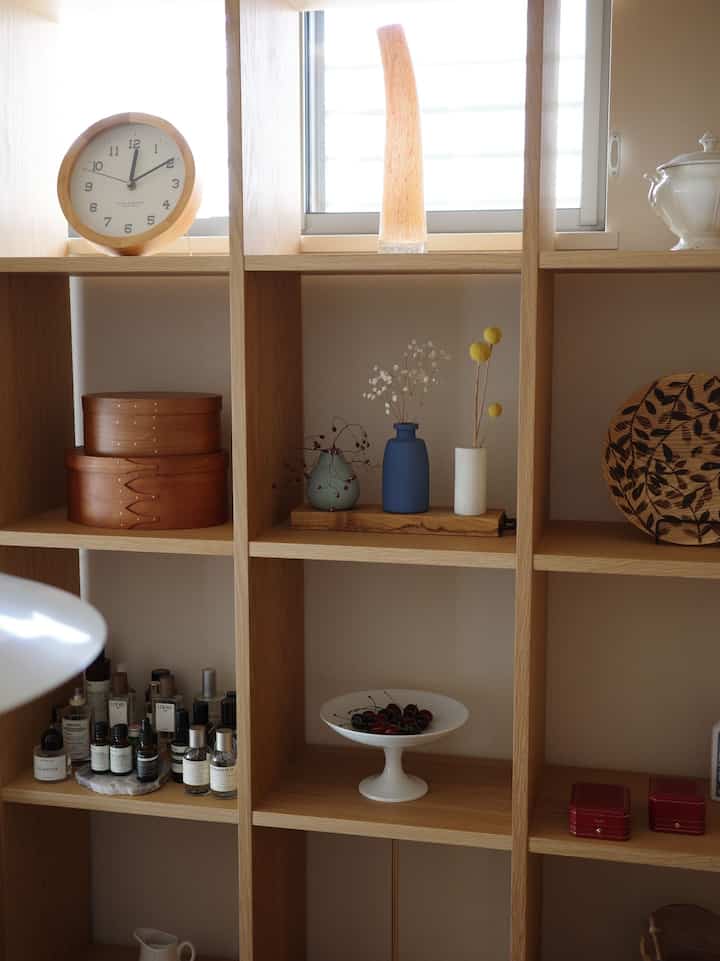 リビングの主役の飾り棚
雑貨が好きなので物が増えがち。
でも余白を意識して見せる収納に
#無印良品 #見せる収納　#リビング収納
