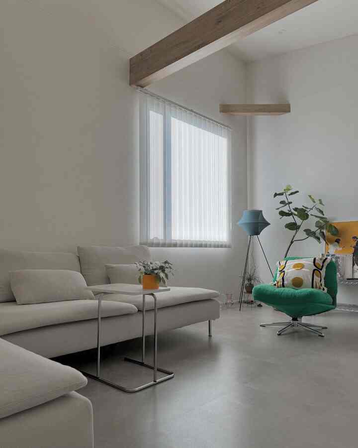 統一感を出す為に、ソファー白に。
アクセントを出す為に、緑の回転ソファーを。

#IKEA #IKEA照明 #IKEAソファ #リビング
#リビングインテリア 