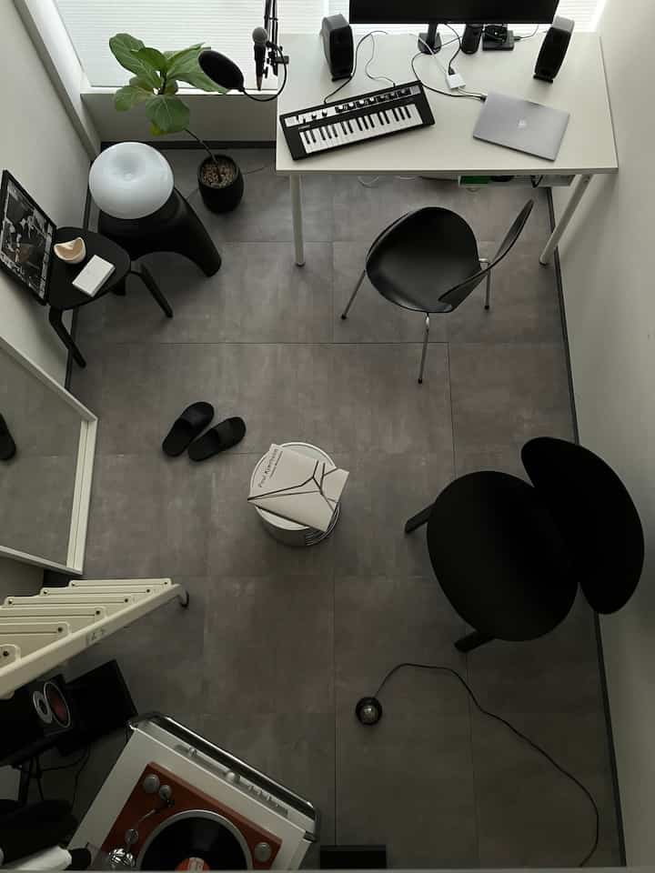 ロフトから📷
音楽を聴いたり、音楽を作ったりする部屋で🎹🌱

Instagramでも部屋の様子を投稿しているので、もしよかったらフォローしてください☕️

#ikea #FRITZHANSEN #Artemide #Kartell #kar #denon #モノトーン 