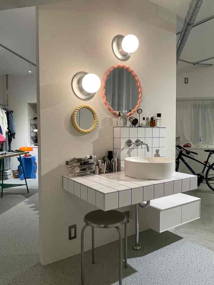 #リノベーション #洗面所インテリア #タイル洗面台

特にお気に入りの洗面台。カラー目地がずっとやりたくて思う存分させてもらいました。色は平田タイルのHi-Color Joint ラピス。
&kleveringのミラーがアクセントになっています。