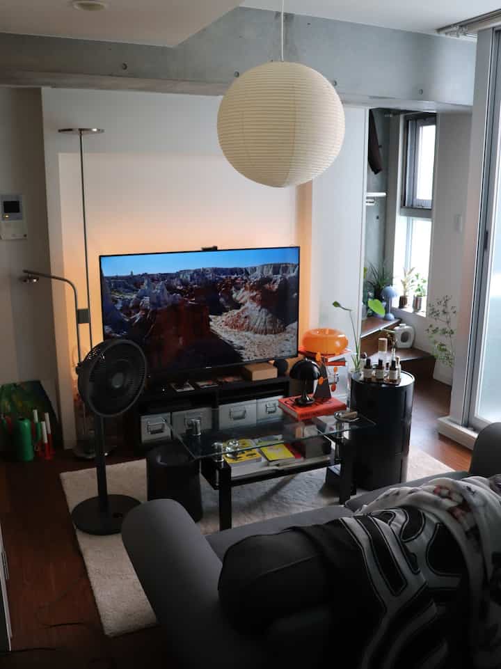 Ohouseのお初投稿です🙌

初投稿は、主役からでしょ！ってことで王道のリビングから。
ミッドセンチュリーモダンをテーマに、モノトーン⚪️⚫️＋オレンジ🟠で部屋作りは心がけてます。
こだわりのアイテムや、他の部屋も紹介していくのでお楽しみに👌

#コンクリート打放し #ミッドセンチュリー #ミッドセンチュリーモダン #モダンインテリア #リビング #リビングインテリア #デザイナーズ家具 