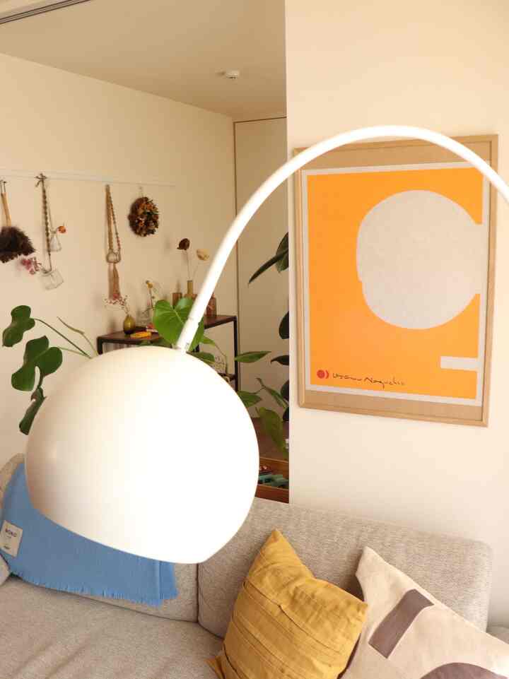 リビングのソファーの後ろ🛋️
お部屋のアクセントカラーはオレンジと黄色🟧🟨
イサムノグチのポスターは一気にお部屋を垢抜けさせる！！

#イサムノグチ #ソファー　#絵 #ポスター #リビング 