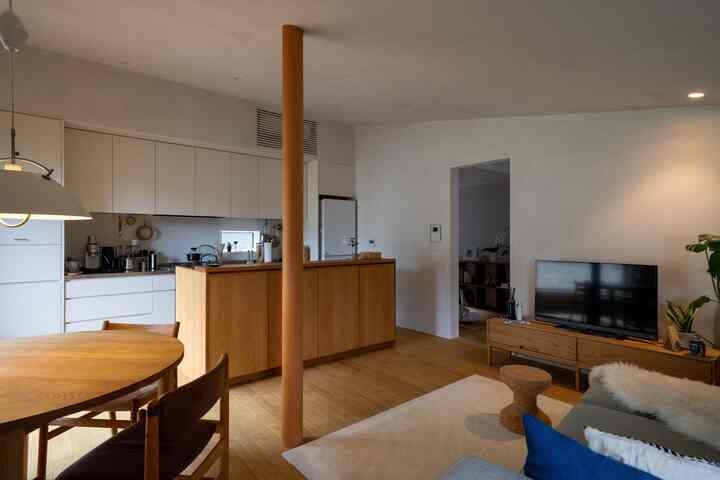 1日の大半を過ごす場所 #リビング #ラウンドテーブル #天井高 #ヴィンテージ 