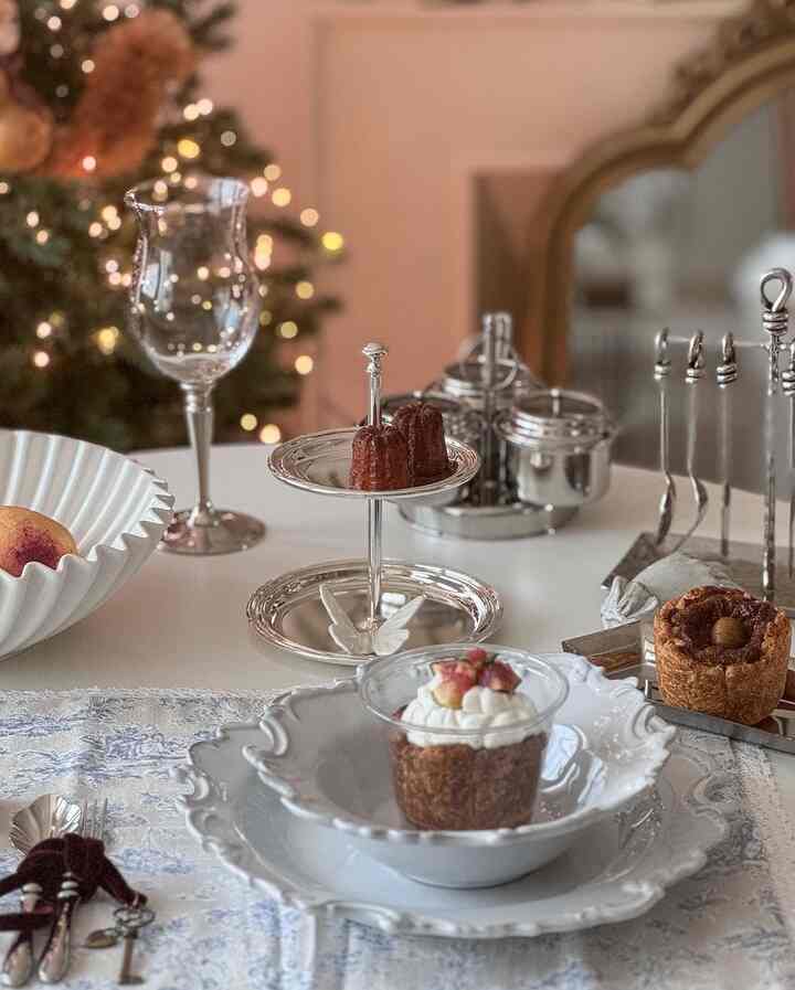 #デザート天国

キラキラシルバーウェア処分 
ラファイエットルーフリング✨✨
私のウィジェットのジャムトレイ🩶
ついに私のテーブルにうん✨‼️

キラキラジャムトレイを超えてこんな感じですか？✨
写真を撮りながらもカクカクを育てましたか？🤣🤣🤣
カヌレを凍らせておくから

304ステンにシルバーメッキなので本物のキャラ高級蒸し...🩶✨
金親が心からお勧めするシルバーウェアトップオブトップ🩶

🦢THANK U FOR @lafayette.kr 

＃ラファイエット＃シルバーウェア＃シルバーキッチンウェア＃ジャムトレイ＃デザートトレイ
＃2段トレイ＃ホームカフェ＃ホームブランチ＃ホームパーティー＃プレーティング＃オンテーブル
#テーブルウェア #onthetable #homecafe #christmastree 
#plating #silverware