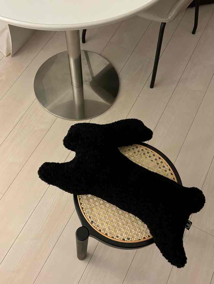 黒いうさぎクッションが仲間入り🐇🖤
ブランド様からギフトで頂きました〜
白いうさぎと並ぶとこれまた可愛い♩

.

#一人暮らし #一人暮らし部屋 #1R #ホワイトインテリア #ホワイト家具 #韓国インテリア  #モジュール #モジュールラック #インテリア小物 #ベッドインテリア #ベッド #間接照明 #クッション 