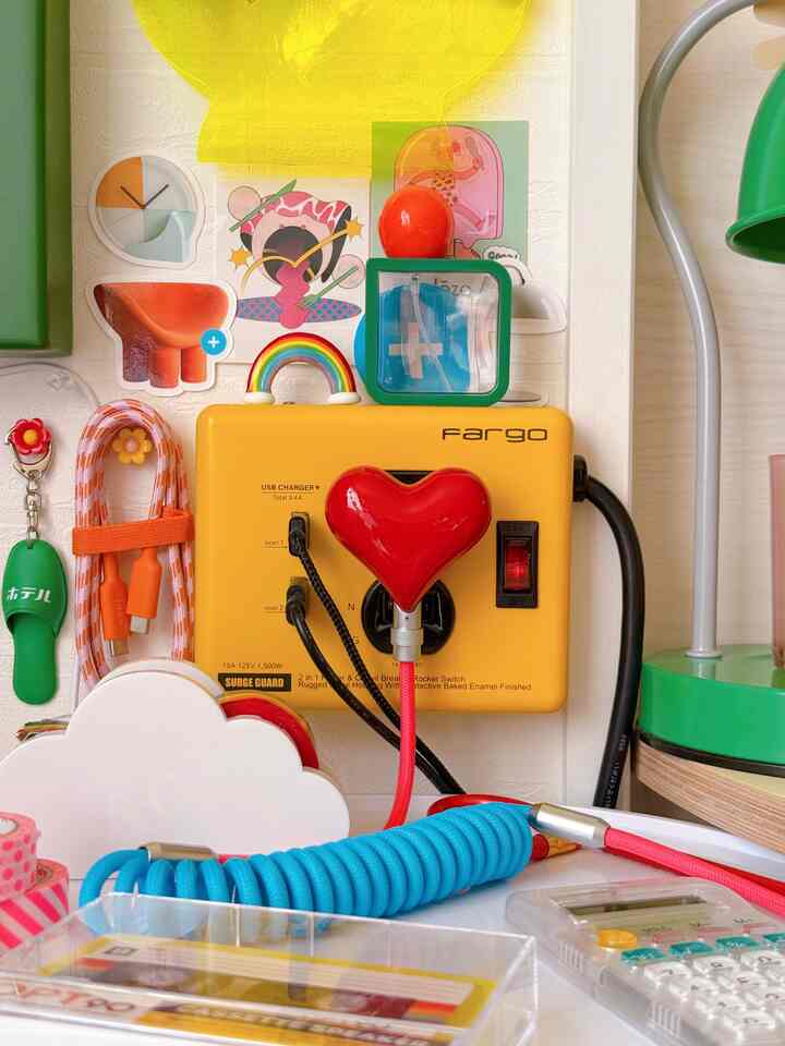 
デスクよこに設置している電源タップまわりを
うるさくかわいくしてみた ✌🏻❤️

Ohouseやdōzoのステッカーをマステで貼って
デコった壁とハートの充電器で
一気にごっちゃり可愛い雰囲気がでたよ 😘


#カラフル #カラフルなインテリア #レトロ #レトロインテリア #ミッドセンチュリー #ミッドセンチュリーモダン #ウォールデコ #電源タップ 