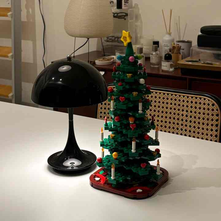 クリスマスに向けてレゴのツリーを買いました！

#ルイスポールセン　#クリスマスツリー 