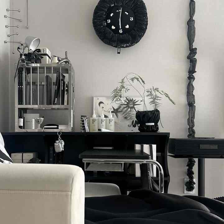 モノトーンの書斎、モダンなデスクとオフィスチェアが配置されたシンプルなインテリア