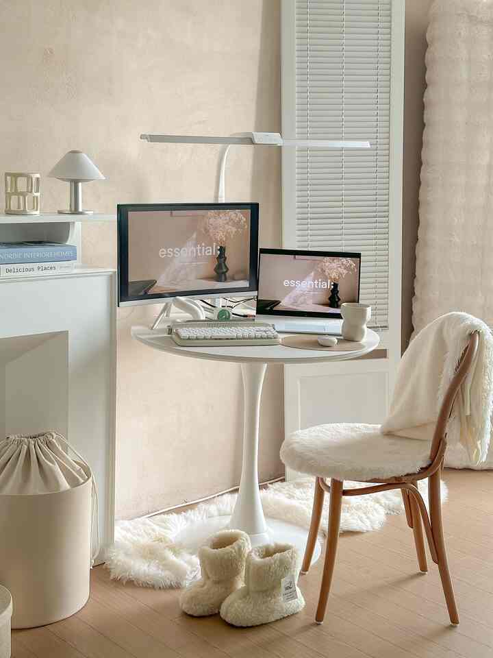 小さくて大切なデスクゾーン💻

私は家でしばしば仕事をしなければならない時があります。
小さな部屋を書斎兼ゲストルームとして使っていました。

赤ちゃんを作ると小さな部屋にあった家具をすべて処分しながら
大きく一桁占めた机も一緒に送ってくれて一時的に円形テーブルを机で書いていますよ🤣

不便ではないかと思ったのですが、さらっと大丈夫だと思います。

このサークルテーブルは私がホームカフェで書くために購入したものです。 
異邦人の部屋を移動しながら非常によく使用しています。

スペースも大きく占めていないのにデザインも綺麗でどこでもよく似合いますよ🙌🏻

。
。
。

＃デスクテリア＃リビングインテリア＃ホワイトインテリア＃北欧インテリア 
#homedecor #desktop #deskterior #whiteinterior