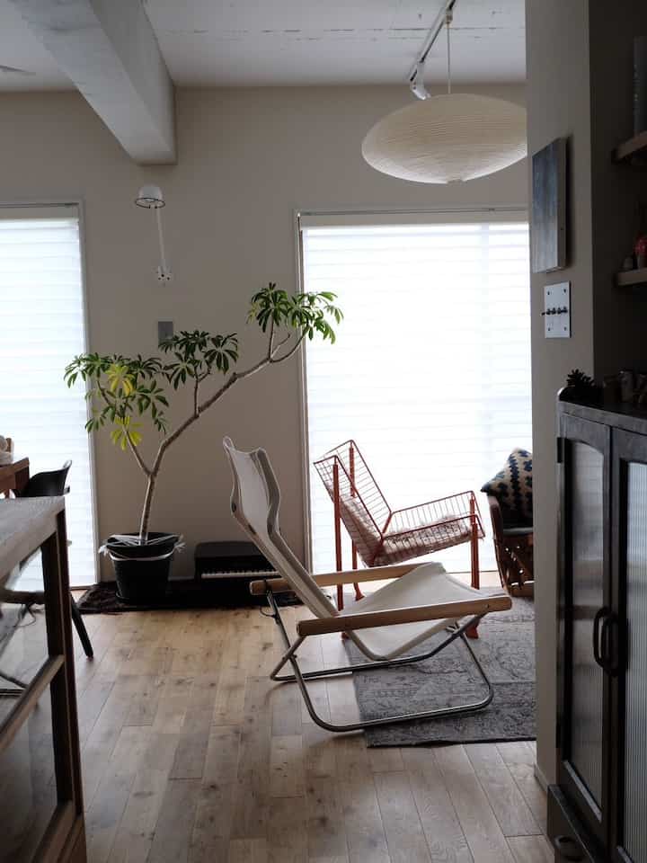 引っ越しを機に3シーターのソファをお譲りし、
限られたスペースでも個々にリラックス出来る空間に😌
#living #リビング #nychairx #パーソナルチェア 
#照明 #照明インテリア #akari #中古マンション 
#中古マンションリノベーション