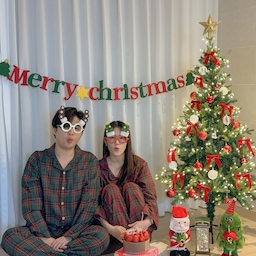 #우리집포토존 #ftc11기이야기 
올해도 크리스마스 포토존은 계속 됩니다 ! 🎄
아직 크리스마스존은 미완성이지만 
작년과는 또 다른 느낌으로 변해갈 예정이예요 :)
미완성 크리스마스존은 얼른 완성해서 올려볼게요 👐🏻
작년 크리스마스 저희집 포토존에서 찍은 쀼예요 🤭
첫 트리 구매라 정말 많은 서치 끝에 구매한 트리인데
저희집 평수에 딱 맞는 사이즈의 트리라 만족중이예요 ෆ 
트리와 함께 구매한 전구도 너무 예쁜 ! 
부끄러움에 귀여운 크리스마스 안경으로 
얼굴가린 컷으로! 🩷
크리스마스야 얼른 와 ! ❤️
#우리집자랑 #크리스마스 #크리스마스소품 #크리스마스트리 #트리장식 #트리 #트리꾸미기 #크리스마스데코 #크리스마스장식 #크리스마스인테리어 #크리스마스장면한컷 #크리스마스가랜드 #크리스마스잠옷 #트리전구 #트리오너먼트 #오늘의집 #오늘의집에서샀어 #포토존꾸미기 #포토존 #포토존만들기 #맞팔 #선팔 #소통 #맞팔해요 #선팔환영 #소통해요 #소통환영