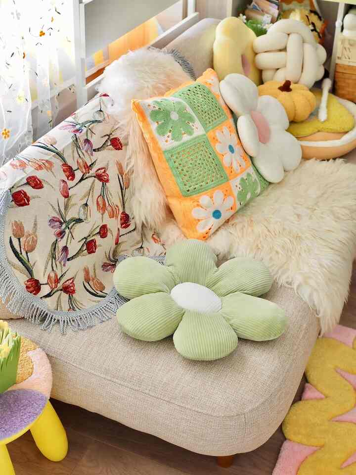 この間Casseliniさんにいただいた、フラワーラグをソファに掛けてみた🛋🌷 薄めのラグだから、マルチカバーとしても使えて便利❤️‍🔥

#カラフルインテリア #カラフル雑貨 #リビング #韓国インテリア #北欧インテリア