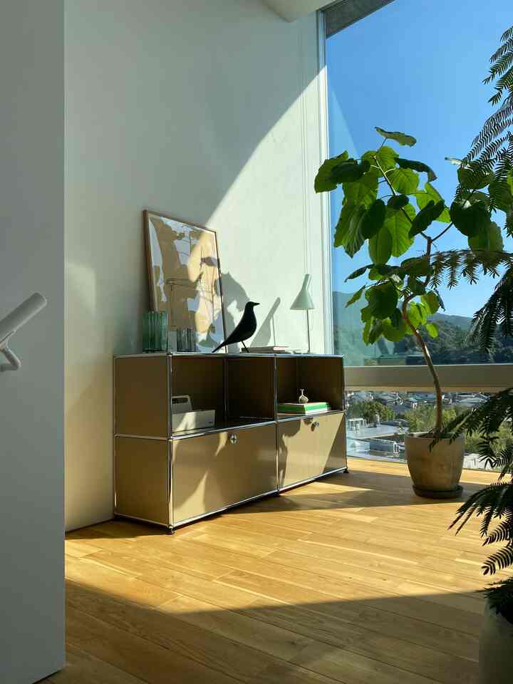 USMに朝日が差し込んできました
イームズハウスバードが葉っぱの影に隠れています

#vitra
#usmhaller
#louispoulsen
#holmegaard