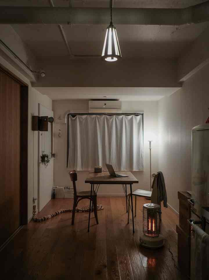 夜のリビング。寒くなってきたので、電気ストーブを使い始めました。

#インテリア #アラジン #冬の暮らし