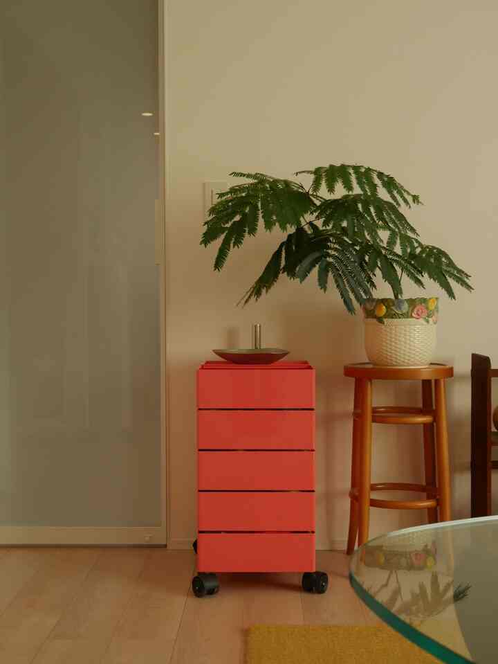 I moved the Magis 360° cart that had been hiding in my work space since I bought it to the living room 🏃‍♀️
The deep salmon pink color instantly brightened up the room 😊!

#Prefabricated house #建売 #カラフルインテリア #ワゴン #マジス #magis #リビング