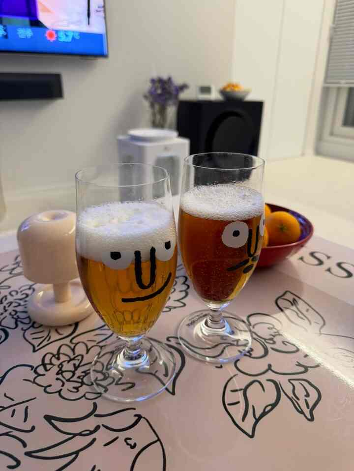 #ftc11기이야기 #nounou #맥주 #겨울준비 

みんな退勤したらビール一杯ずつやりますか？
私は混酒も好きでよく飲みましたが、
ダイエット問題に減っています🥲

家にテーブルを置くかどうか悩んで折りたたみテーブル
購入しましたが、ただ立てておくのも綺麗で満足しています:)

冬にはリビングルームに電装板と厚めの布団を敷いておかんを食べる時間をよく楽しんでいます。