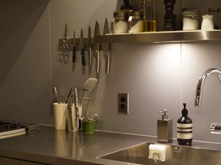 こんにちは🌞
キッチンに小物が増えてきました♪

少しずつ、自分達なりに使いやすいキッチン空間を模索中。

#キッチン　#キッチンインテリア　#キッチン間接照明  #キッチン小物 