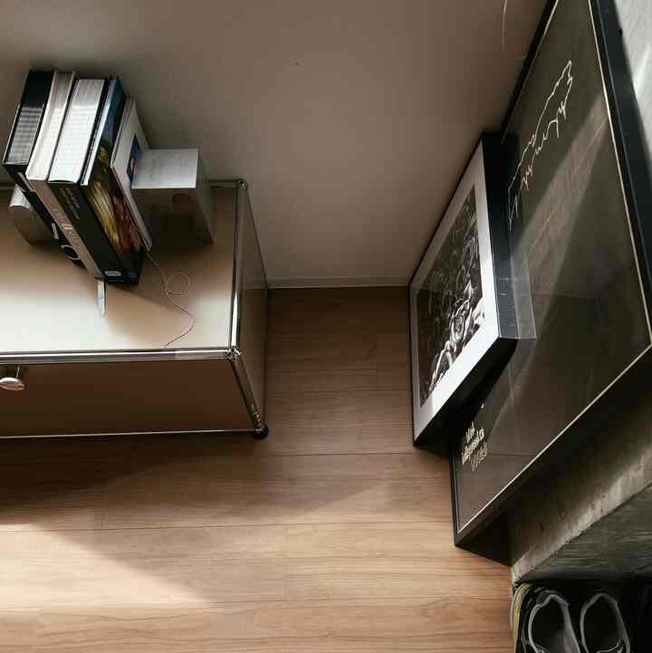 USMをベージュにしてよかった

部屋馴染みがよく印象を柔らかくしてくれる
　　　　　

#interior #インテリア #인테리어  #暮らしの記録 #1LDK #リビング #玄関 #椅子 #キャビネット #収納 #アート #ポスター  #本  #ブックエンド 