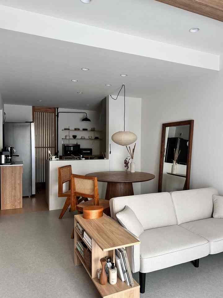 明るいベージュと木目調が調和したダイニングとリビング、ミニマルで和モダンスタイルのインテリア