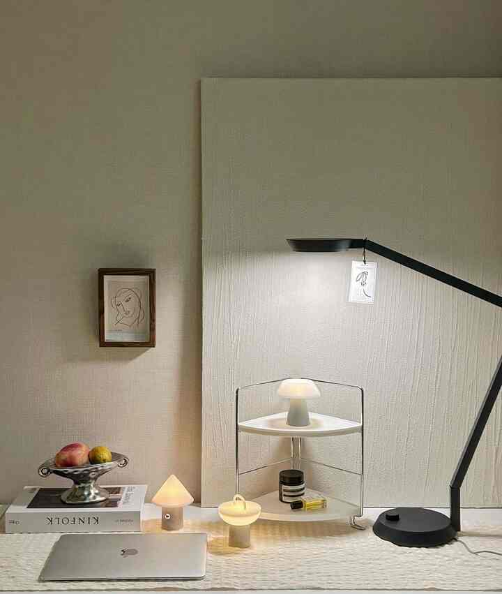 #우리집잘산템빙고 #서재

家飾りの完成はまさに照明✨

以前から雪毒だったルメナのSPACE Sムードなどと
DESK ONスタンドが私の家に来ました。 

SPACE SムードなどはMONO editionなのに 
明るいパステル調がとてもかわいいです。
この小さな無線照明が明るさ調整までですねㅎㅎ

トーンオントーンカラーと3つを一緒に置いても、
また別に使っても可愛すぎる🥹

DESK ONはキム・ジユンスタジオ×ルメナコラボ製品ですが、
必要に応じて角度調整はもちろんです。
明るさと照明色温度まで便利に調節可能です。

ブルーライトブロックになる 
デスクテリアに活用したいと思います。 

どちらの製品もとてもきれいで存在感が大ヒットです。
置く場所ごとに気に入っています😌

#LEDスタンド #스탠드조명 #책상스탠드 #거실스탠드조명 #책상스탠드조명 #테이블램프 #무드등 #인테리어무드등 {9 #ムードランプ} #무드조명 #SPACES #DESKON #조명 #인테리어조명  