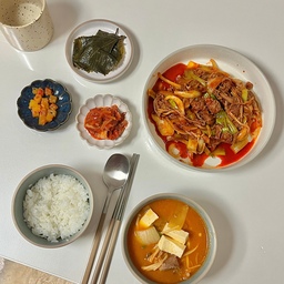 #오홈스토랑 #콘수프기록
된장찌개 색이 너무 빨개서 
김치찌개로 오해를 받았던
차돌박이된장찌개+제육볶음 밀키트를
또 사왔어요🫶🏻
벌써 3번째 구매인거 같아요
오늘도 저녁 맛있게 드세요😘
#밀키트 #제육볶음 #된장찌개 #저녁식사 #맛있는순간포착 #맛있는플레이팅 #플레이팅 #식사 #식사테이블 #식탁 #화이트테이블 #테이블 #반원테이블 #반타원테이블 #반원형테이블 #마샬스피커 #윤도자기 #샐러드볼 #그릇 #접시 #예쁜그릇 #예쁜접시 #우드 #우드수납장 #우드인테리어 #마샬스피커 #냠냠 