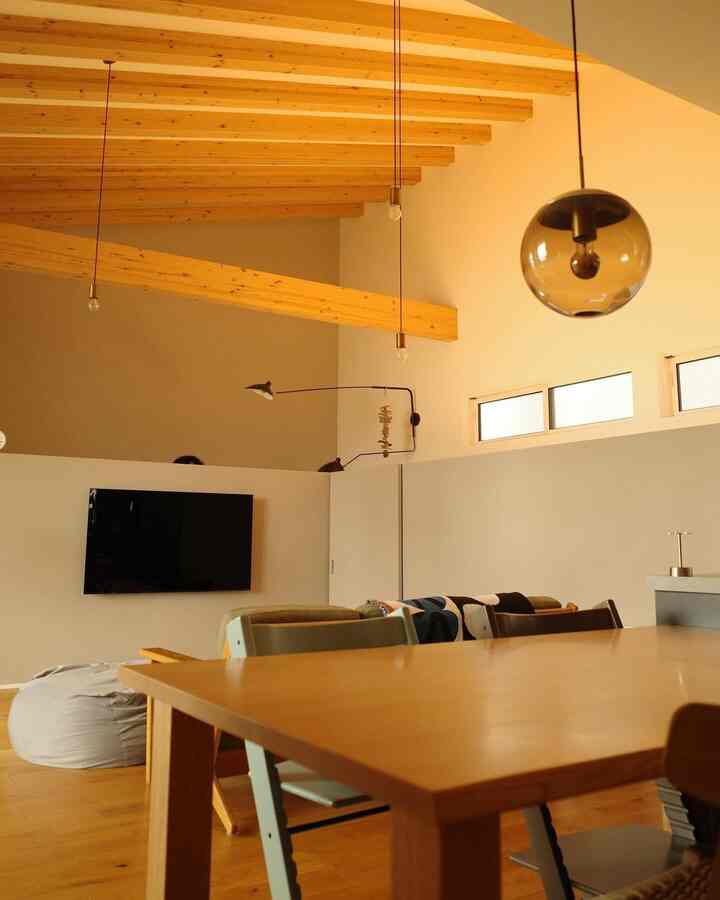 ナチュラルな木目調が印象的なダイニングとリビングの空間、清潔感と整頓された雰囲気のインテリア