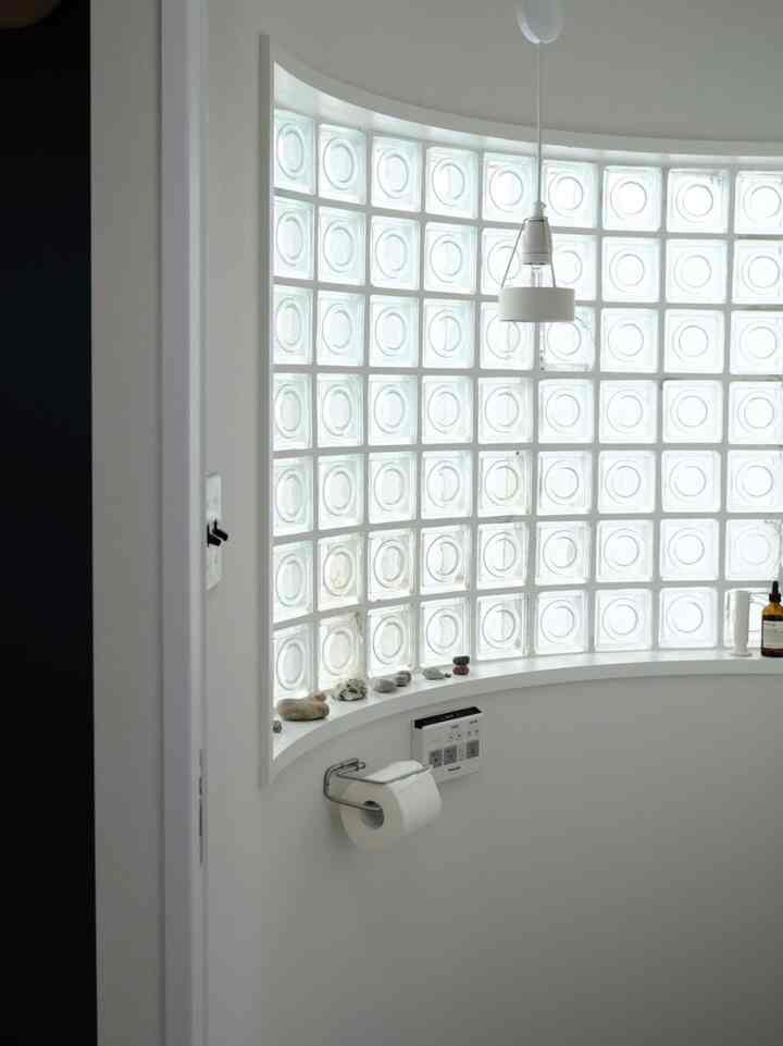 Cahaya dari jendela blok kaca
Cerah yang membuatmu merasa begitu cerah🚽
Saya juga suka dinding R. 

#Apartemen bekas #マンションリノベーション
#Louispoulsen #Louispoulsen
#tempat tisu toilet #トイレ
#Pewangi toilet #aesop