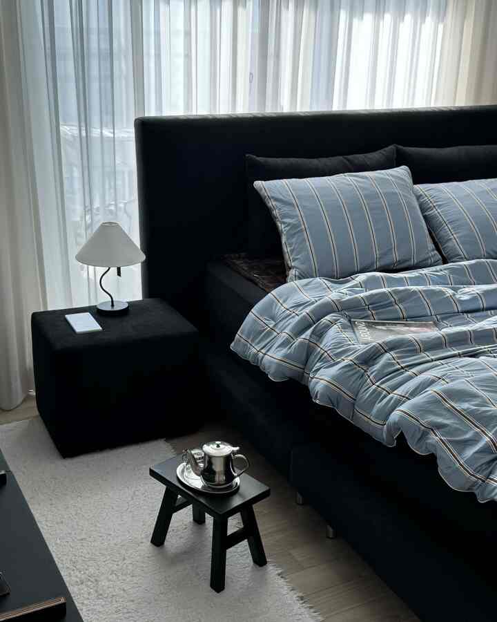 最近一番好きな空間🖤
どんな角度から見ても綺麗で写真がたくさん撮れますよフフ🫶🏻
ブラックベッドルームは飾る楽しさがいっぱいです！

#odere #ブラックベッド #オーデルベッド #オーデル #ブラック家具 #ブラックインテリア #blackinterior #寝室飾り #ベッド #ベッドルームインテリア #きれいなベッド #鉄テリア #ホワイトインテリア #モダンインテリア #ミッドセンチュリーモダン #デスクテリア #家の装飾＃セルフインテリア＃ホームスタイリング＃ブラック＆ホワイトインテリア＃新婚旅行＃今日の家＃家の飾り
